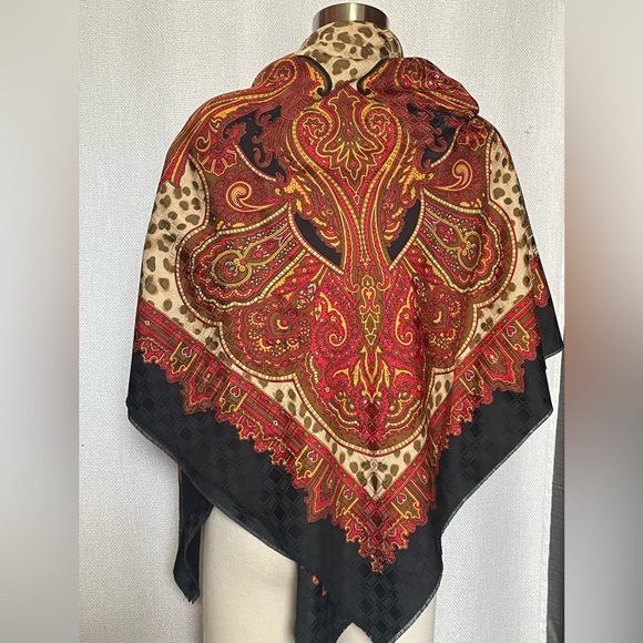 Beautiful wrap/scarf - Picture 2 of 3